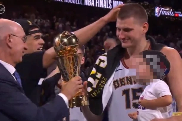 NAJSLAĐI SNIMAK NA SVETU: Dok je Nikola primao trofej, Ognjena je u njegovim rukama radila radila OVO (VIDEO)