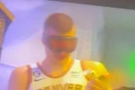 HAOS U SVLAČIONICI NAGETSA: Jokić stavio skijaške naočare, pa PRSKAO po svima (VIDEO)