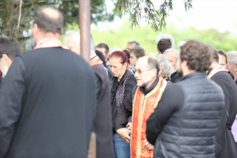 Okupljeni na parastosu žrtvama u Malom Orašju