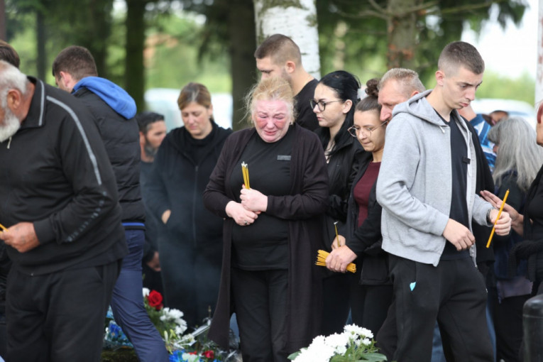 Okupljeni na parastosu žrtvama