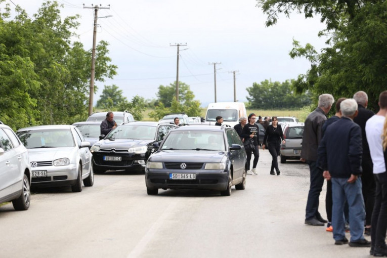 Ljudi stižu na parastos 