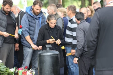 REKA SUZA TEČE MALIM ORAŠJEM: Neutešne porodice na mestu stradanja najmilijih - danas je 40 dana od kako ih je Uroš Blažić hladnokrvno pobio (FOTO/VIDEO)