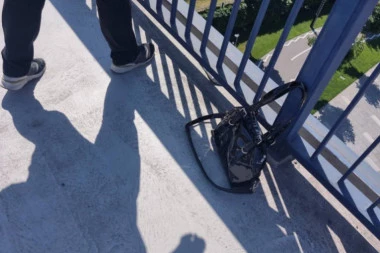 ŽENA SKOČILA SA BRANKOVOG MOSTA NA ŠETALIŠTE: Mladić pokušao da je spreči, ona samo ostavila tašnu, JEZIV PRIZOR