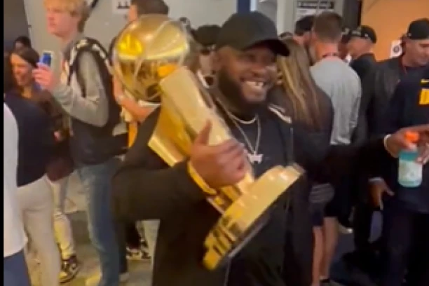 FEŠTA I DALJE TRAJE: Otac Džamala Mareja IGRA uz VELIKI HIT iz Srbije! (VIDEO)