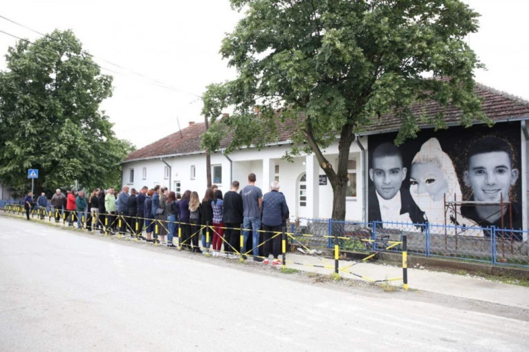 OPELO NASTRADALIMA U DUBONI SLUŽILA TRI SVEŠTENIKA: Tužna povorka krenula na mesto gde su nastradali brat i sestra Panić