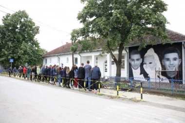 OPELO NASTRADALIMA U DUBONI SLUŽILA TRI SVEŠTENIKA: Tužna povorka krenula na mesto gde su nastradali brat i sestra Panić