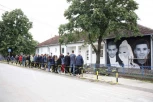 OPELO NASTRADALIMA U DUBONI SLUŽILA TRI SVEŠTENIKA: Tužna povorka krenula na mesto gde su nastradali brat i sestra Panić