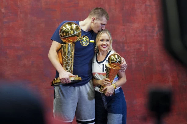 JOKIĆ POSTAJE OTAC PO DRUGI PUT?! Natalija sa TRUDNIČKIM stomakom prošetala hipodromom!? (FOTO)