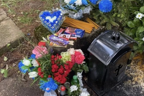 PRIZOR NA IGRALIŠTU U MALOM ORAŠJU PARA SRCA: Ostavljene čokoladice, sokovi i cveće za petoro NASTRADALE dece, tuga do neba! (FOTO, VIDEO)