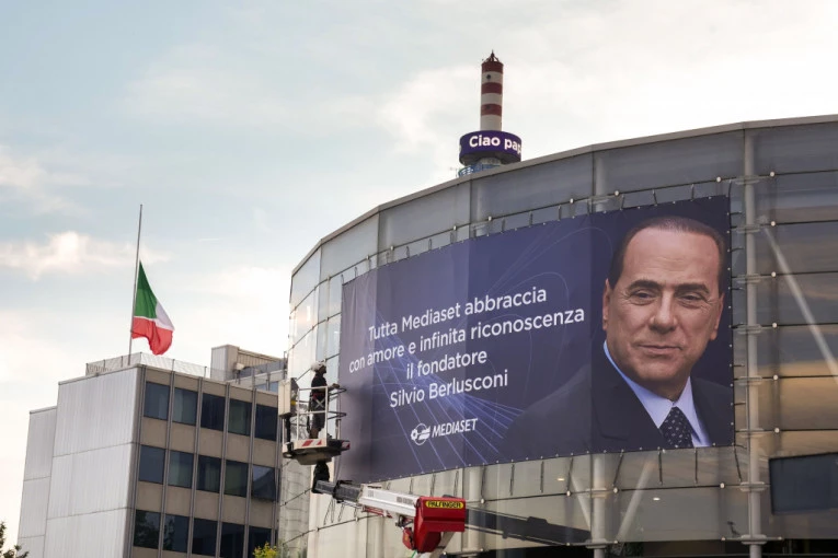 KAKO SE ĐORĐO ARMANI OPROSTIO OD SILVIJA? Najveći list u Italiji nije imao mesta da objavi sve čitulje koje su dobili nakon Berluskonijeve smrti (FOTO, VIDEO)