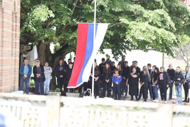 RANE JUNAČKE! RANJENI MLADIĆ IZ MALOG ORAŠJA PRISUSTVOVAO POMENU NASTRADALIM DRUGOVIMA: U crkvi porodice žrtava, prijatelji liju suze, Jovan neutešan (FOTO/VIDEO)