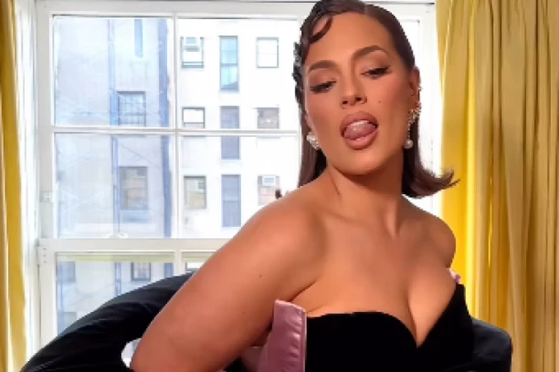 IMA SKORO 100 KILOGRAMA I SAMOPOUZDANJE BOGINJE: Skinula se u kupaći, višak "KIPI" na sve strane, CELULITA ima na pretek, a šeta najboljeg FRAJERA!