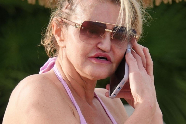 Danijela priča na telefon