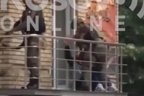 POGLEDAJTE SNIMAK HAPŠENJA SRBINA U SEVERNOJ MITROVICI: Kurtijev specijalac silom ga izvlači kroz vrata, JEZIVO (VIDEO)