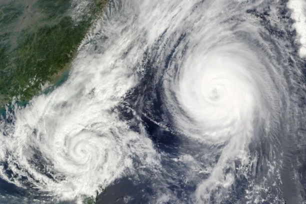 SNAŽNI CIKLON RUŠI SVE PRED SOBOM! Najmanje troje MRTVIH, hiljade ljudi ostalo bez krova nad glavom! (FOTO, VIDEO)