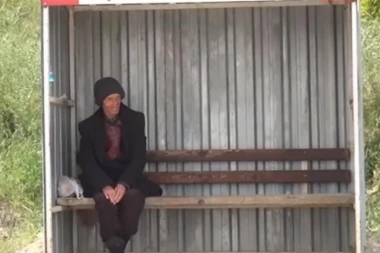 OVAJ ČOVEK ČEKA ŽENU NA AUTOBUSKOJ STANICI VEĆ 24 GODINE Svaki dan je tamo, kada budete čuli RAZLOG, zgranućete se!
