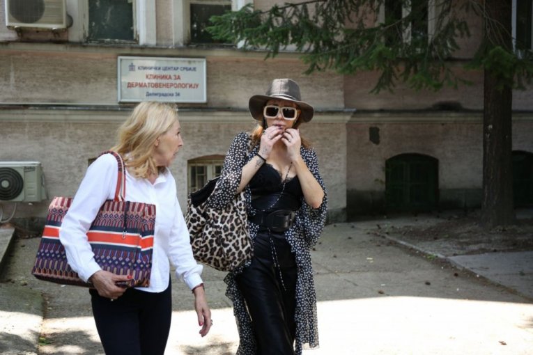 Ana Nikolić sa majkom Milijanom ispred kožne klinike