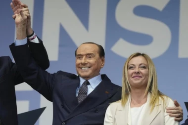 DOK JEDNOM NE SMRKNE, DRUGOM NE SVANE: Berluskonijevi birači prikloniće se italijanskoj premijerki Đorđi Meloni (FOTO, VIDEO)