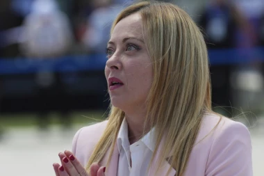 "ODUZETO JOJ JE PRAVO DA PREDSTAVLJA MILIONE LJUDI": Đorđa Meloni kipti od besa zbog Marin le Pen