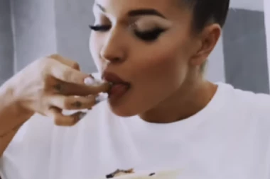 DŽEHVA NAVALILA NA ĆEVAPE: Jednim potezom izludela snajku!