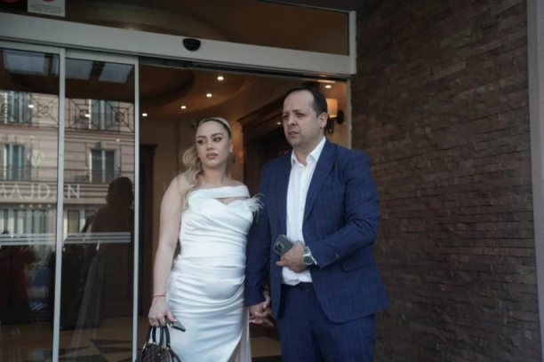 POZNATI PEVAČKI PAR ČEKA DRUGU ĆERKU: Otkrili da li planiraju i treće! (VIDEO)