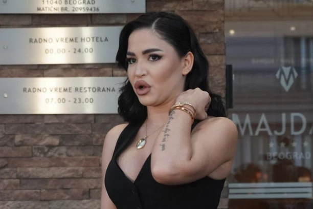 NAŠA PEVAČICA U VELIKOM PROBLEMU, SARADNICI JE STALNO OPOMINJU! Ovo utiče na njen posao, ne mogu da izađu na kraj sa njom!