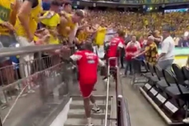 SKANDAL U FINALU! Navijač LUPIO igrača po glavi! Usledilo je žestoko PLJUVANJE! (VIDEO)