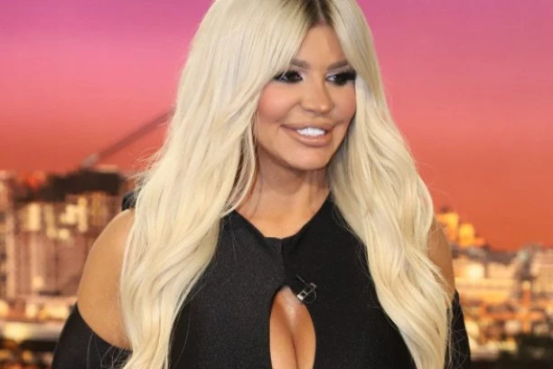 ZNA SE KO JE MAMA! Dara Bubamara očitala lekciju pevačicama zbog OBRADE njenih hitova!