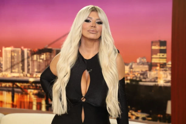 DARA BUBAMARA UPECALA ZGODNOG BOKSERA! Folkerka ima novog dečka: Mesecima joj se udvarao!