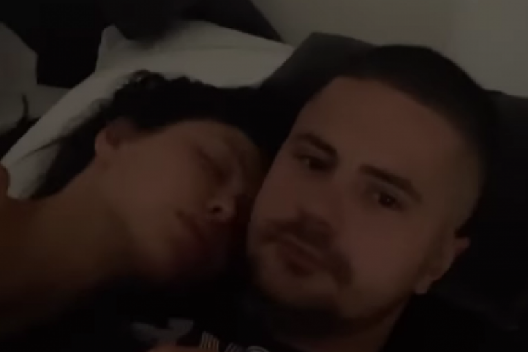 Maja i Bilal u krevetu