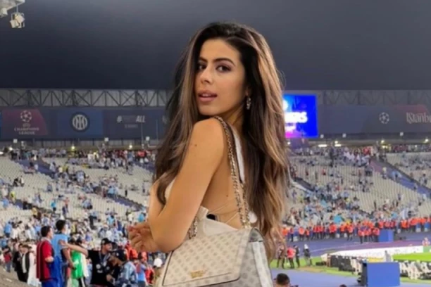 SARA PODUČAVA FUDBALERE, A MNOGI JOJ SE I JAVNO ZAHVALJUJU: Sada je pokazala VRELU ZADNJICU pa je jasno zašto je devojke učenika uopšte ne vole (FOTO)