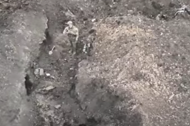 DRAMATIČAN SNIMAK RUSKOG VOJNIKA! Bežao od ukrajinskog drona, pa stao i bacio mitraljez u stranu! (VIDEO)