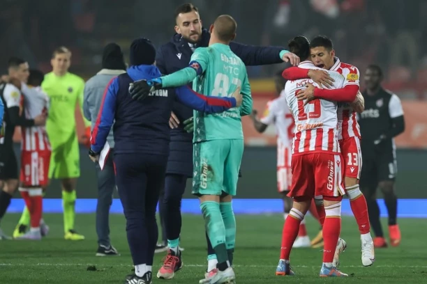 OSTAVIO SVE BEZ TEKSTA! Golman Zvezde ima NOVU LJUBAV: Osvojio VRELU političarku - par OZVANIČIO vezu FOTOGRAFIJOM! (FOTO)