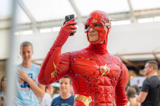 BLOKBASTER O SUPERHEROJU PUNI BIOSKOPE: Džet set se okupio na premijeri "Fleša" (FOTO)