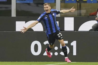 INTER ZGROMIO NAPOLI U DERBIJU: "Neroazuri" šampionskog kova ugasili Vezuv!