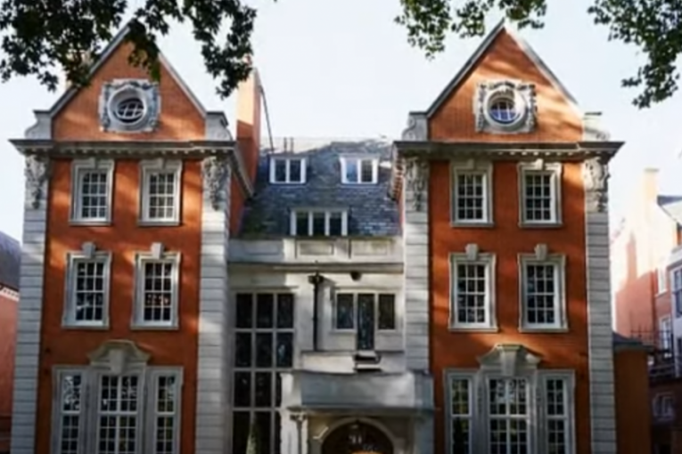 Vila je izgrađena 1900. godine i prostire se na četiri sprata.