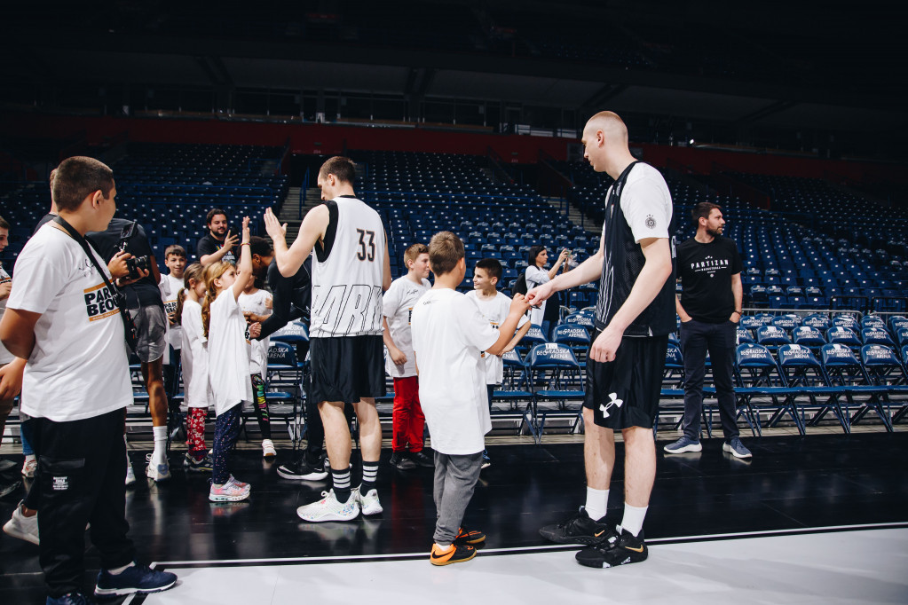 Košarkaši Partizana na druženju sa mališanima iz Dečijeg sela