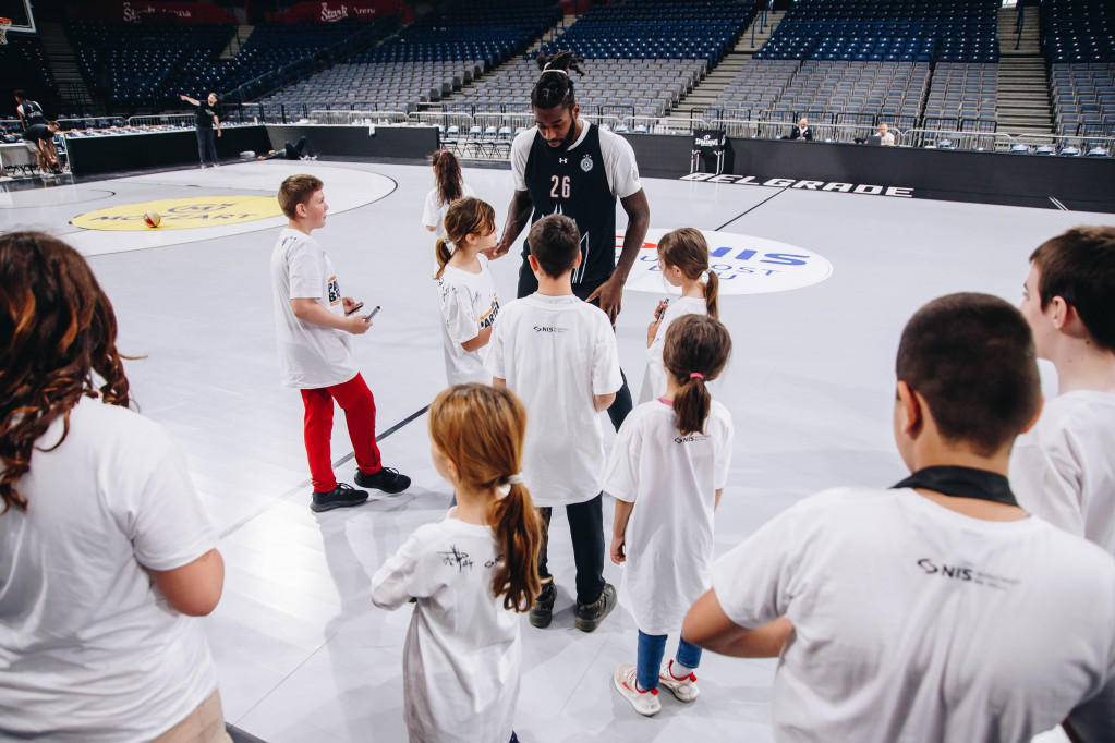 Košarkaši Partizana na druženju sa mališanima iz Dečijeg sela