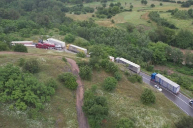 POLICAJAC ALBANAC PITAO SRBINA: ZNAŠ LI TI GDE SI DOŠAO? Kilometarske kolone na Jarinju, vozači STRAHUJU: Ne znamo šta da očekujemo! (FOTO)