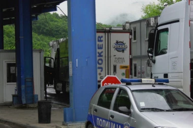 NIJE DOZVOLJEN ULAZ LJUDIMA NA KOSOVO I METOHIJU: Blokirani prelazi Jarinje i Brnjak, niko još nema informacije šta se dešava!