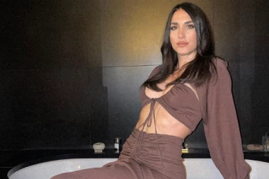 VRUĆE FOTKE JELISAVETE ORAŠANIN: Glumica jedva prekrila grudi, konci samo što ne popucaju!