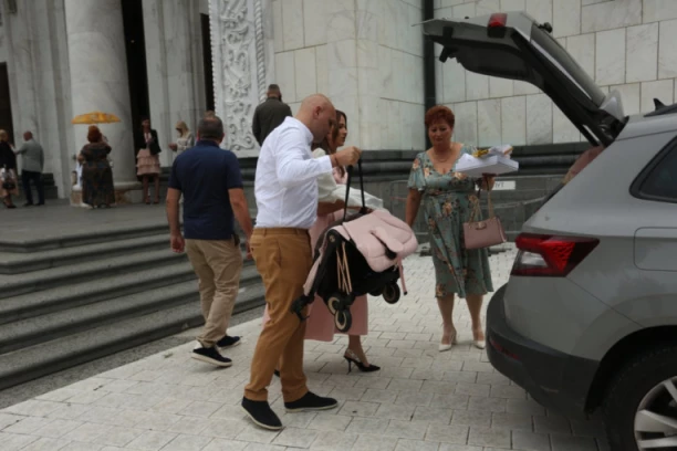 VELIKO SLAVLJE KOD ŠAULIĆA: Mihajlo i Marina krstili nasledicu u HRAMU SVETOG SAVE, prve fotke sa ceremonije!