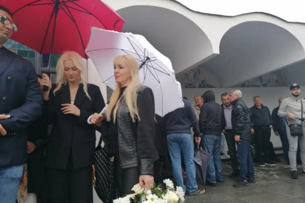 ESTRADA U SUZAMA NA SAHRANI ARMINA BEGOVIĆA: Pevači i pevačice grcaju u BOLU, a Keba se pojavio sa OVIM DETALJEM! (GALERIJA)