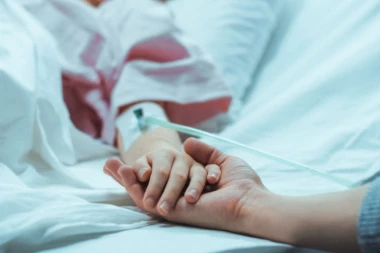 PORAST SLUČAJEVA MENINGITISA NA KOSMETU UNEO PANIKU MEĐU GRAĐANIMA: Vlasti upozorile na konzumiranje vode za piće, ali i na JOŠ nešto!