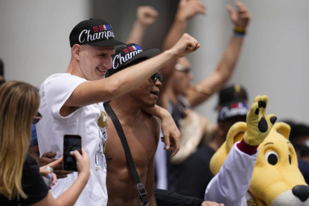 JOKIĆ SE OBRATIO NA PARADI: Srbin OPSOVAO pred stotinama hiljadama navijača! (VIDEO)