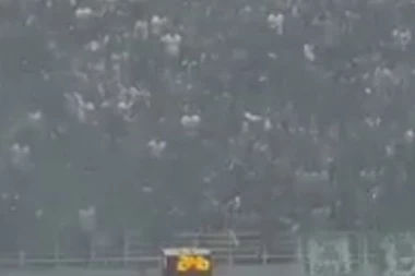 HAOTIČNE SCENE NA DERBIJU! Letele flaše, baklje, atmosfera USIJANA! Doneta konačna ODLUKA! (VIDEO)