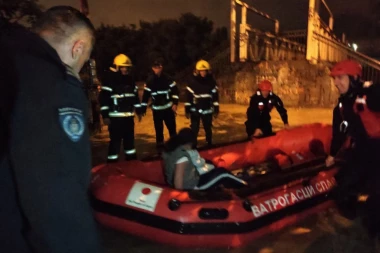 APOKALIPTIČNE SCENE U KRAGUJEVCU! Poplavljeno STO KUĆA, saobraćajnice blokirane! (FOTO, VIDEO)