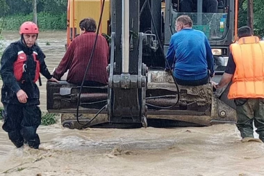 PREVRNUT TRAKTOR, IZ VODE VIRI SAMO JEDAN DEO! Potop u Aranđelovcu, poplave napravile totalnu pometnju! (FOTO)