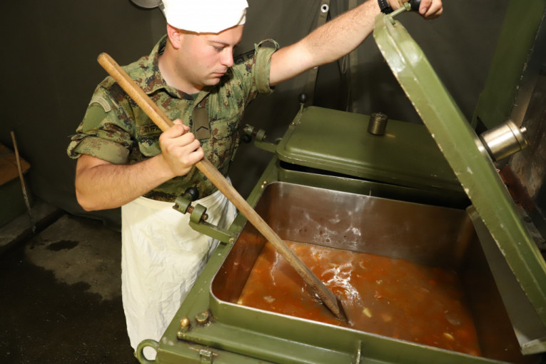 Kuvar sprema krompir paprikaš