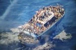 STRAHUJE SE DA JE 500 MIGRANATA ZAROBLJENO ISPOD PALUBE! Nezapamćena tragedija u Grčkoj: Još se traže preživeli! (FOTO)